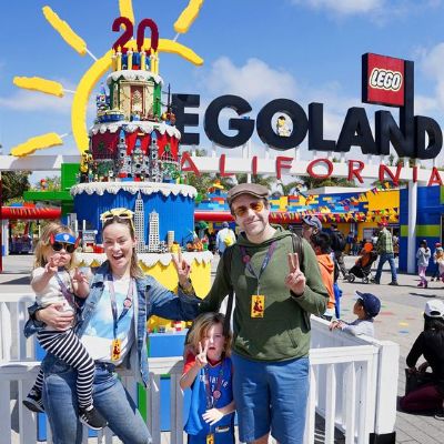 Olivia Wilde and Jason Sudeikis took the picture with their kids at the amusement park.